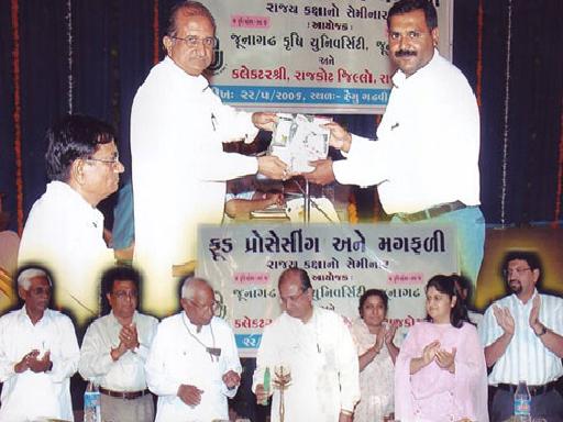Naran Limbasiya Getting award for his Innovative research- News in Akila